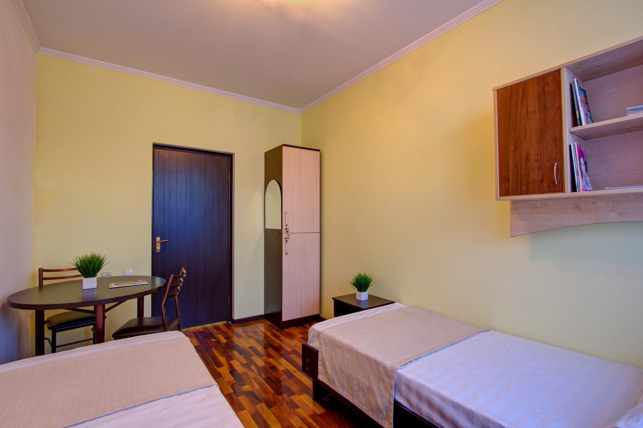 Centre Hostel Bishkek Ngoại thất bức ảnh