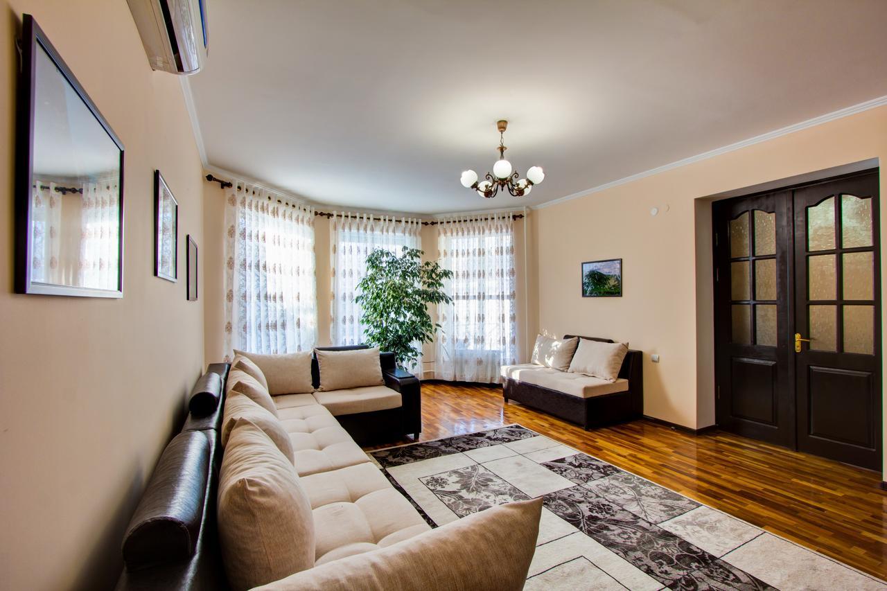 Centre Hostel Bishkek Ngoại thất bức ảnh